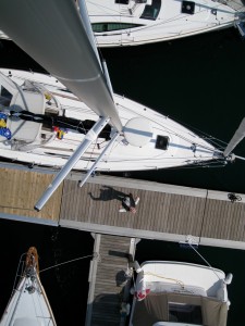 Aloaft the mast on a Jeanneau